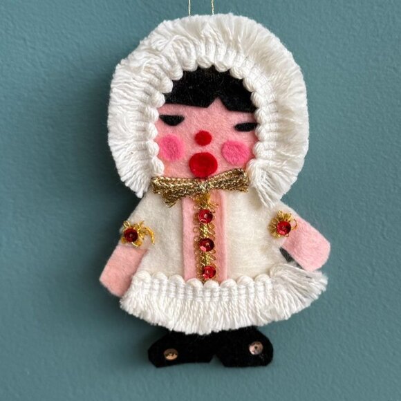 Vintage 70s Handmade Felt Eskimo Girl Christmas Ornament Inuit Yupik 5" - Picture 2 of 8